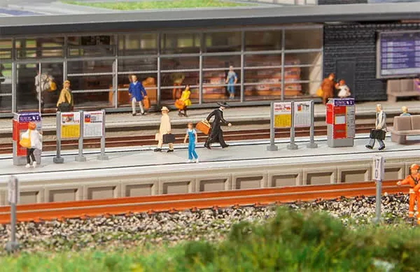 Faller 222111 N Scale Modern Station Platform with Accessories — Kit – Platform: 15-3/4 x 2 x 3/8″ 40 x 5.2 x .9cm, German Signs