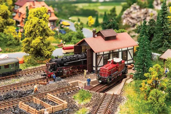 Faller N 222104 Half-Timber Engine House with Segment Turntable Kit