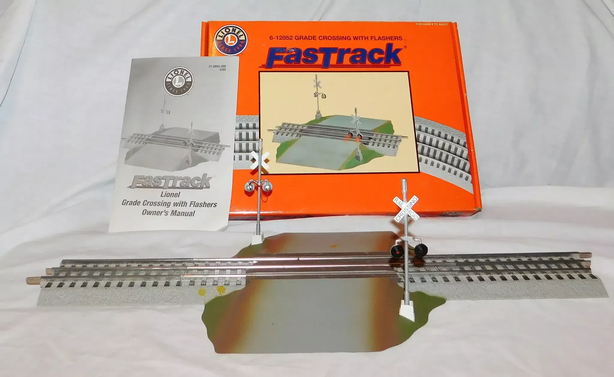 Lionel 612052 O FasTrack Grade Crossing with Flasher