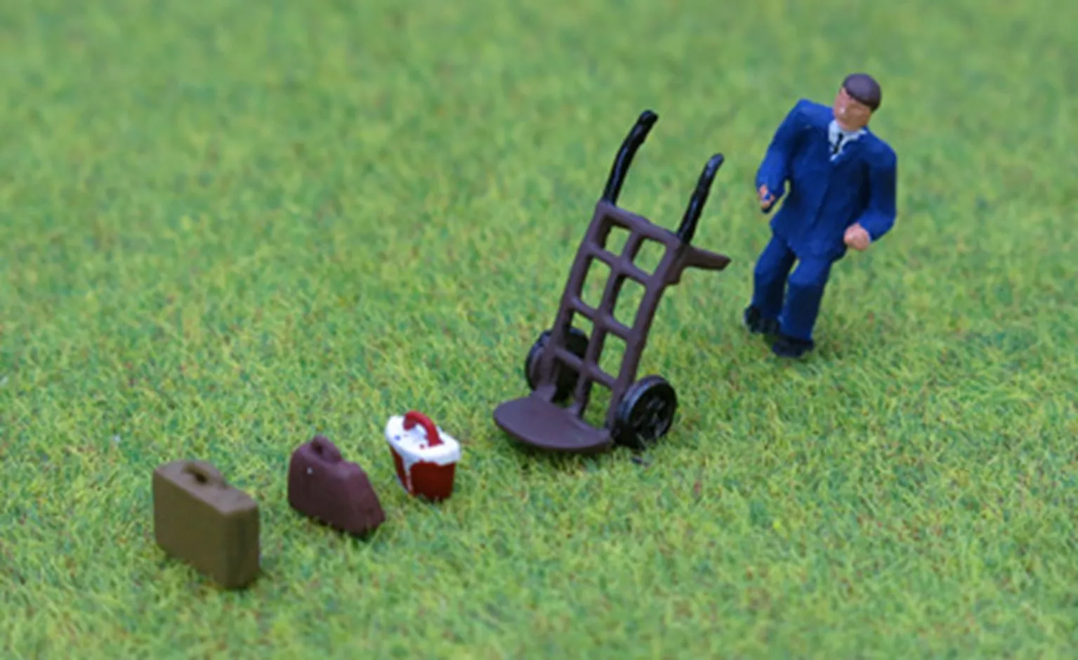 PDZ17 OO Gauge Porter with Hand Truck